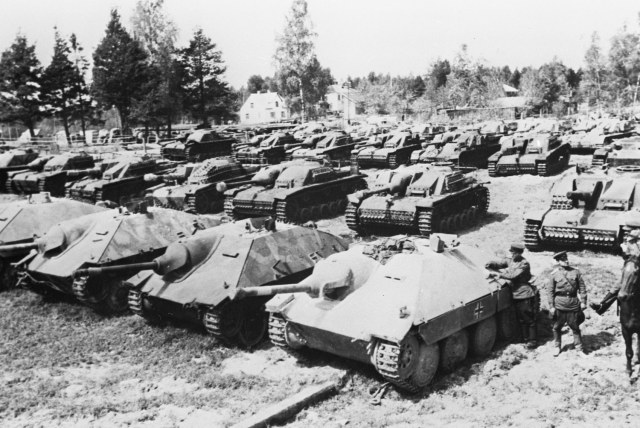 Zahvachennye-nemeckie-SAU-Hetcer-i-StuG-III-na-sbornom-punkte-v-Latvii.jpg