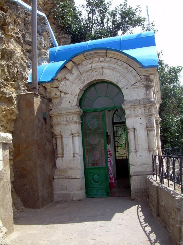 08 Георгиевский монастырь полупещерный храм.jpg