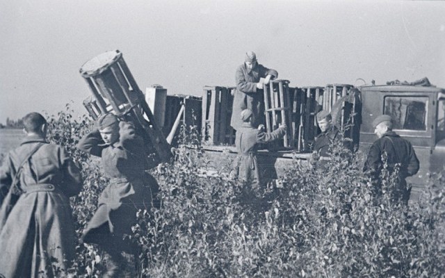 Выгрузка авиабомб из грузовика Зис машины на одном из полевых аэродромов. 1941 г..jpg