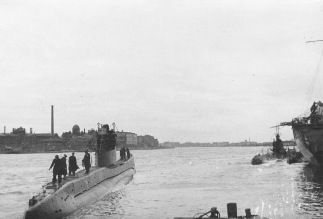 Подводная лодка Щ-406 в Ленинграде.jpg