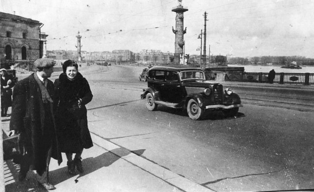 Вид с Дворцового моста на Пушкинскую площадь ленград 1945.jpg