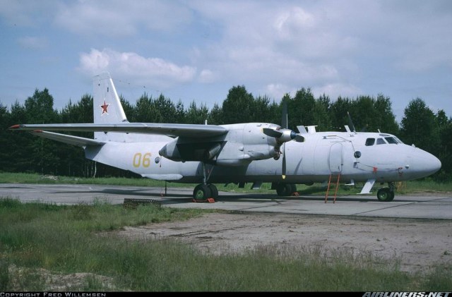 AN-26RTR Sperenberg 1994.jpg