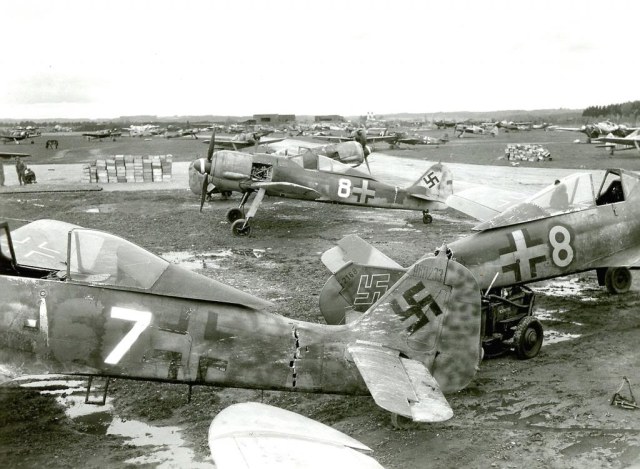 FW_190s_Bad_Aibling5_May1945_zpsa435e2dd.jpg
