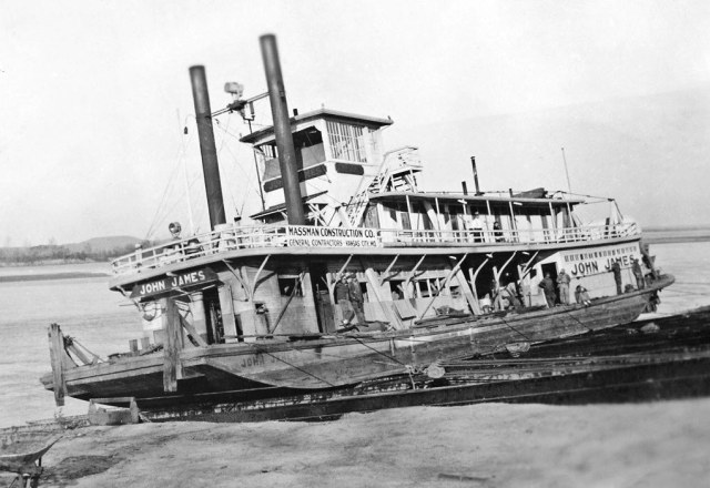 TowboatJOHNJAMESonthewaysatGasconadeMO1933forNORI.jpg
