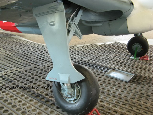 ms-406 landing gear 2 copy.jpg