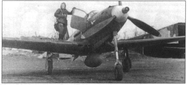 Летчик 2-го ГИАП Павел Климов на крыле своей Аэрокобры P-39D Ваенга-1 лето 1943.jpg