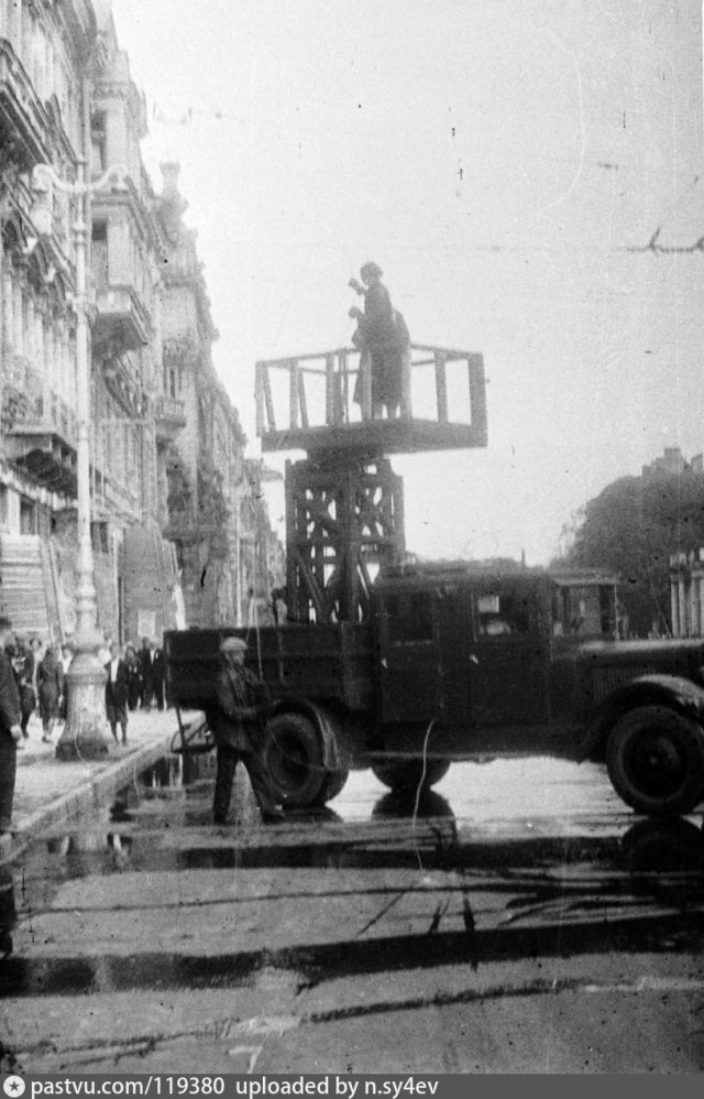 Ремонт контактного провода на Невском проспекте _ Ленинград 1941-43 г.jpg