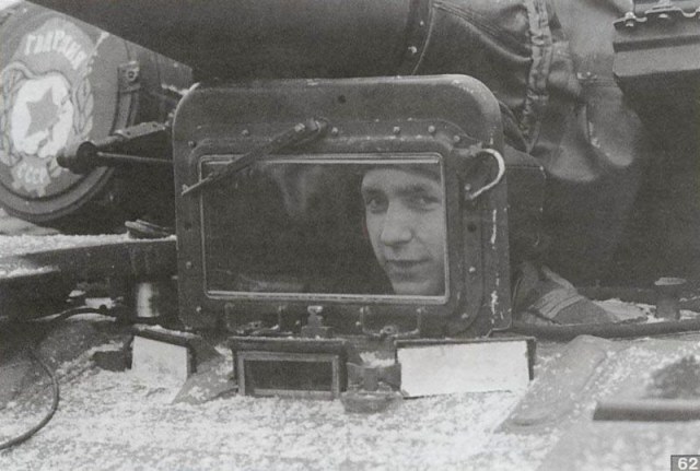 Щиток механика-водителя на Т-80БВ.jpg