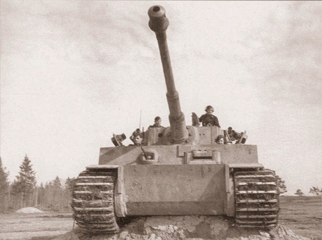 танк тигр, panzerkampfwagen VI, Pz.Kpfw. VI Tiger (32).jpg
