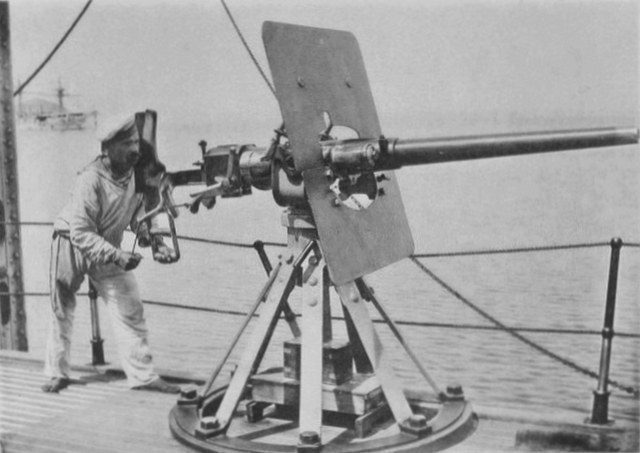 47мм орудие Гочкисса, на кринолиновой тумбе..jpg