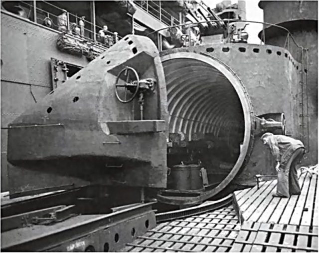Sub-I400-Yokosuka-1945.jpg