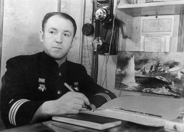 Командир подводной лодки Щ-406 капитан 3-го ранга Е.Я. Осипов за письменным столом.jpg