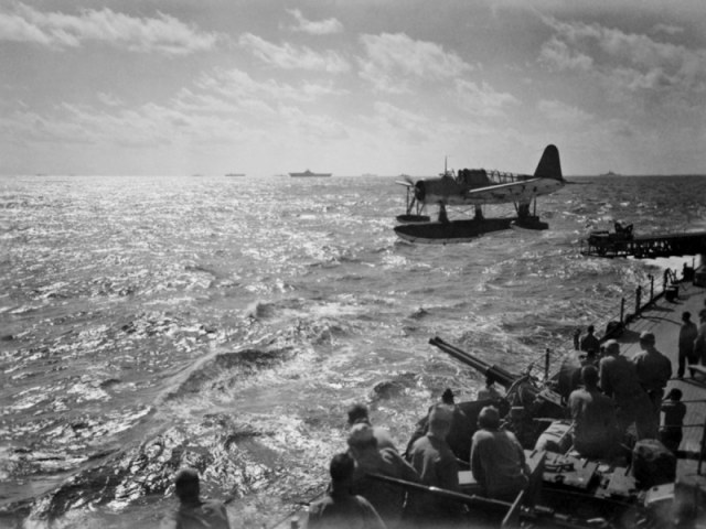 Гидросамолет OS2U «Кингфишер» взлетает с катапульты американского крейсера «Астория».jpeg