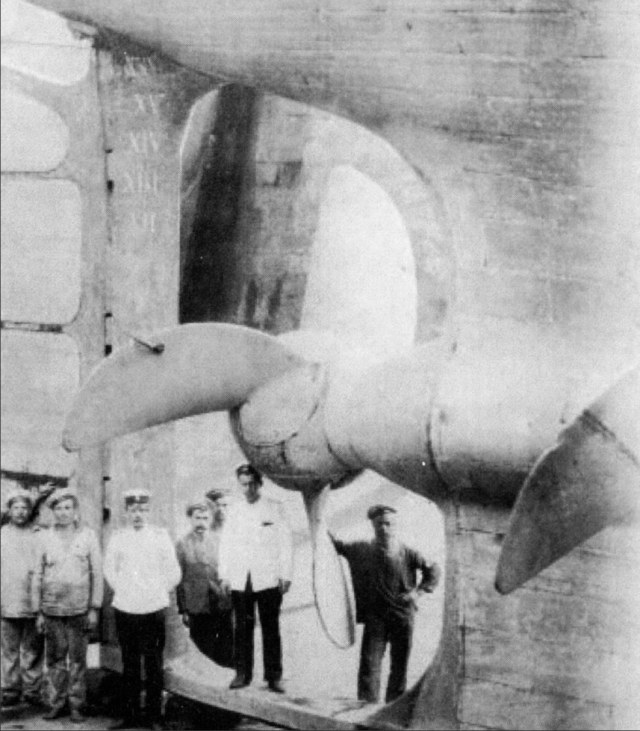 Аврора корма док.jpg