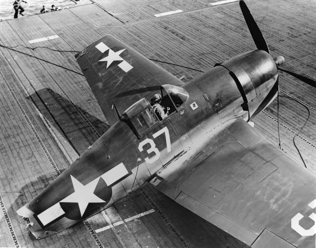 Grumman-F6F-5-Hellcat-VF-1-White-K37-landing-mishap-CV-10-USS-Yorktown-II-15th-June-1944-01.jpg