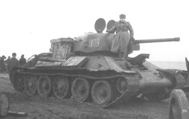 Т-34 образца 1943 г со штампованной башней производства Уралмашзавода, весна 1944 г.jpg
