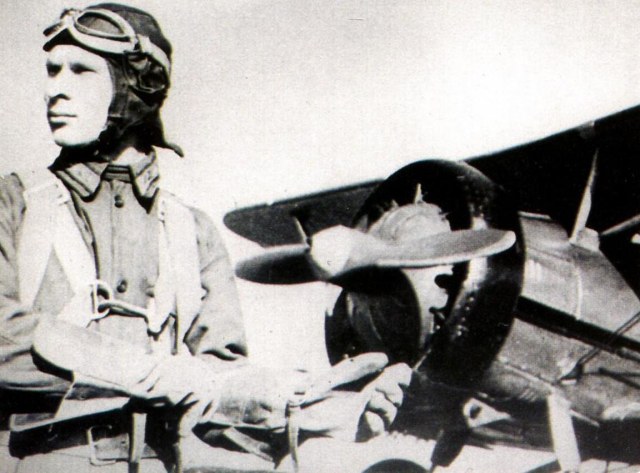 Курсант летного училища возле истребителя И-5.jpg