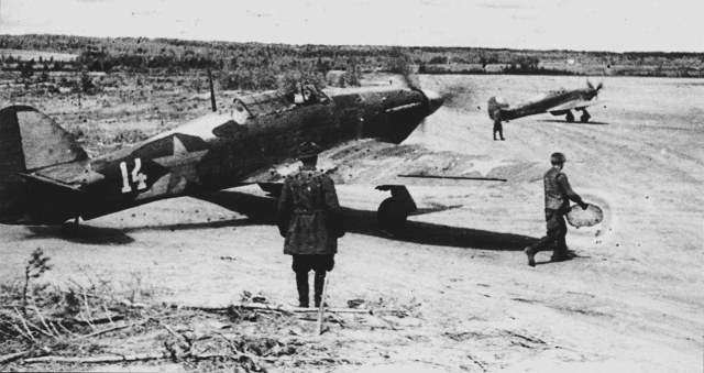 Истребители британского производства «Харрикейн» Mk.IIb (Hawker Hurricane Mk.IIb) ВВС Северного флота выруливают на взлетную полосу.jpg