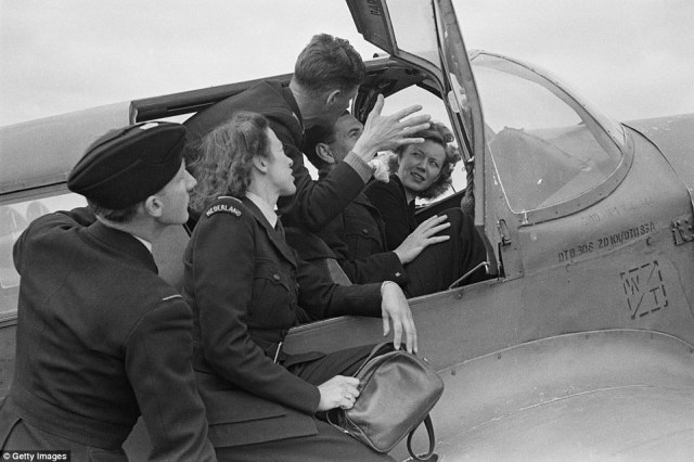 2B4663EA00000578-3194754-Ready_for_take_off_ATA_pilots_and_engineers_in_the_cockpit_of_a_-a-42_1439376231071.jpg