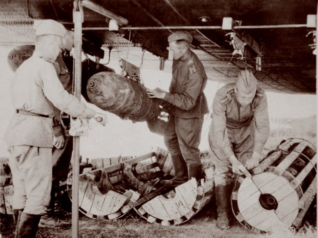Подвеска-авиабомб-на-самолет-Ли-2_-1943-год.jpg