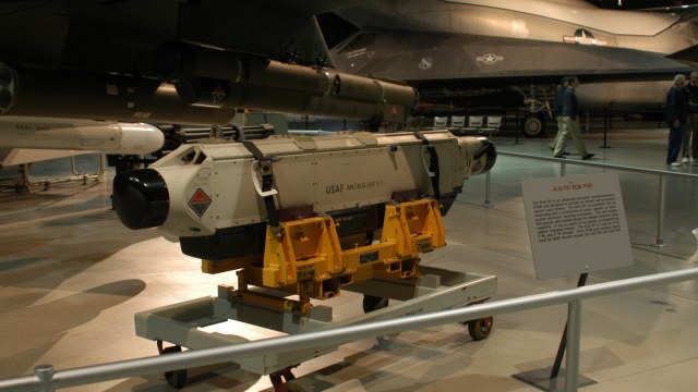 F-16 An_Alq131 1.jpg