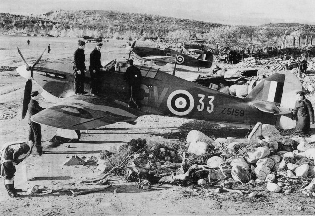 Hawker Hurricane Мк.IIb Тrориз 134 Squadron RAF на аэродроме Ваенга На переднем плане  Харрикейн пайлот-офицера Чарльза Рэмсея (Charles M. Ramsay).jpg