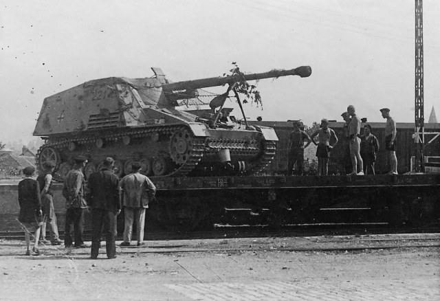 марш Panzerjager_Nashorn_number_221.jpg