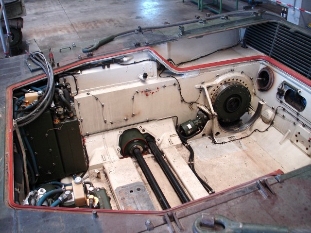 Triebwerkraum_Leopard_2A5.jpg.4b90f80353ec27f401cbf70b29402d31.jpg