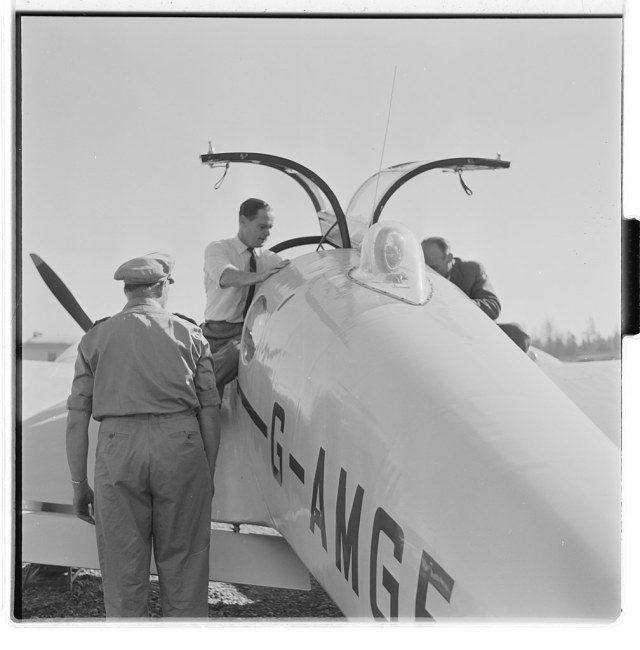 1008px-Douglas_Bader_ved_Sophies_minde_-_L0059_909Fo30141701160030.jpg