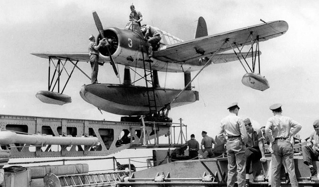 Vought OS2U Kingfisher на борту USS Miami..jpg