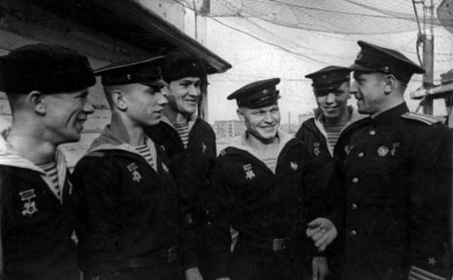 Командир подводной лодки Щ-406 капитан 3-го ранга Е.Я. Осипов со старшинами подлодки.jpg