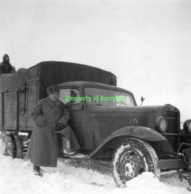 Немецкие солдаты в зимнем обмундировании у раннего трехтонного грузовика Опель Блиц..jpg