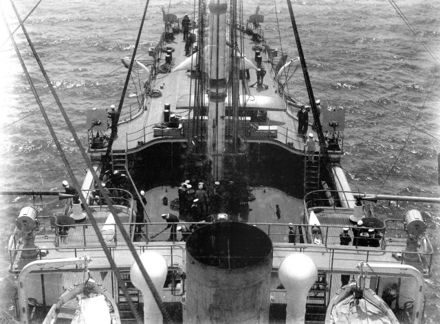 вид на палубу с грот-марса, 1890-е годы.jpg