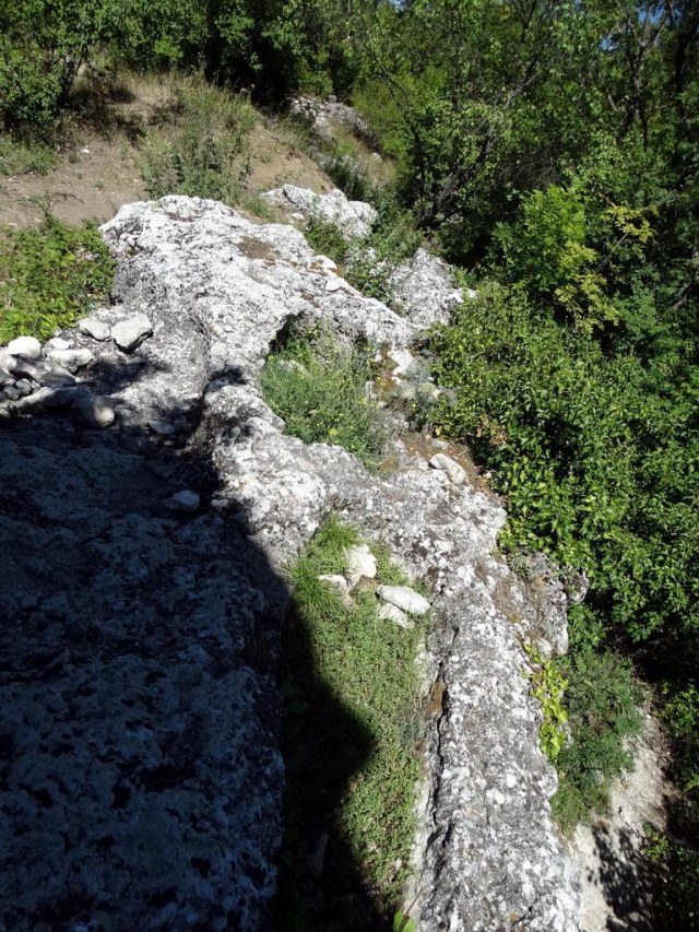 19 Емкости в скале.jpg