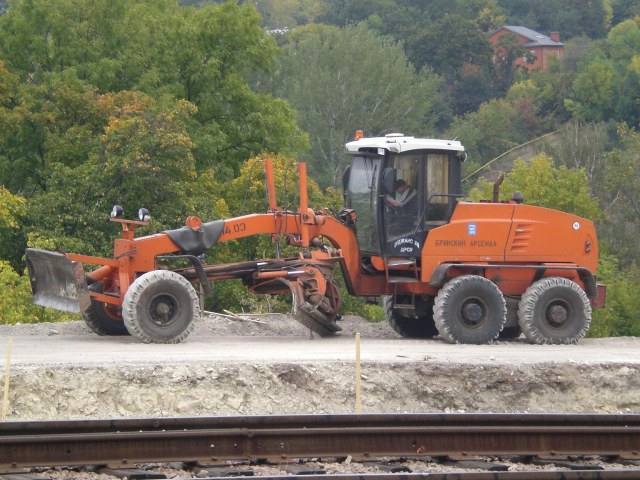 Грейдер на стройке автомобильного моста через Тускарь.jpg