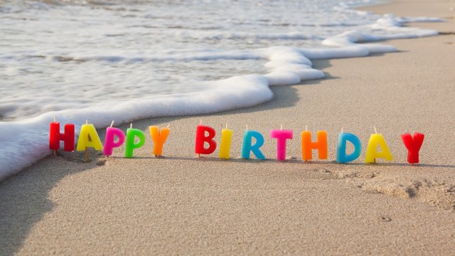 Birthday_Candles_Coast_Waves_Sand_546096_2560x1440.jpg