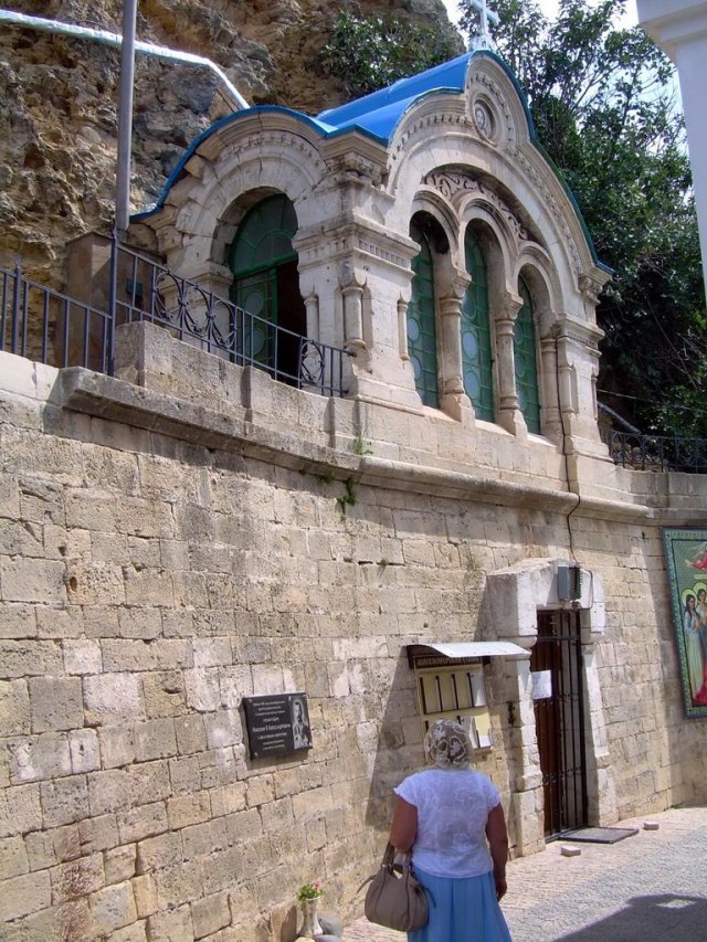 07 Георгиевский монастырь полупещерный храм.jpg