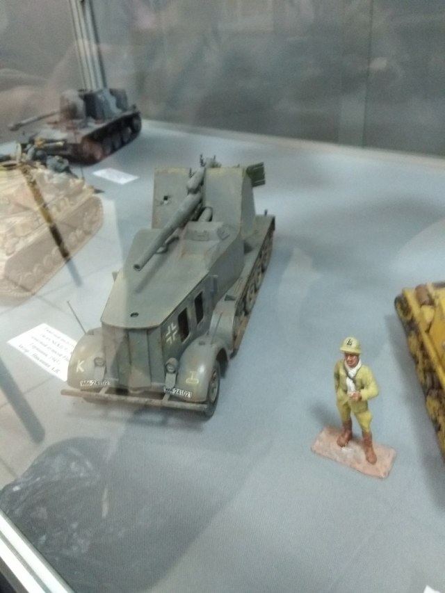 Тяжёлый полугусеничный тягач с 88-мм зениткой. Автор - Никишин А.В. ф.2.jpg