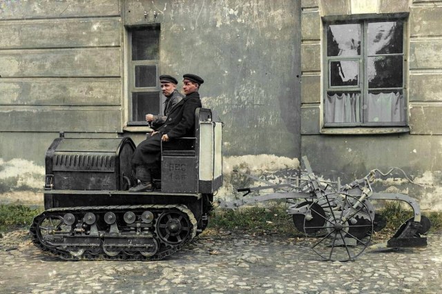 Демонстрация трактора с плугом, 1920-е.jpg