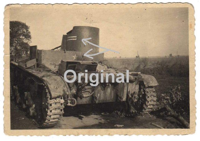 Оставленный экипажем советский огнеметный танк ХТ-26.Нетипично наличие звезды на задней части подбашенной коробки.jpg