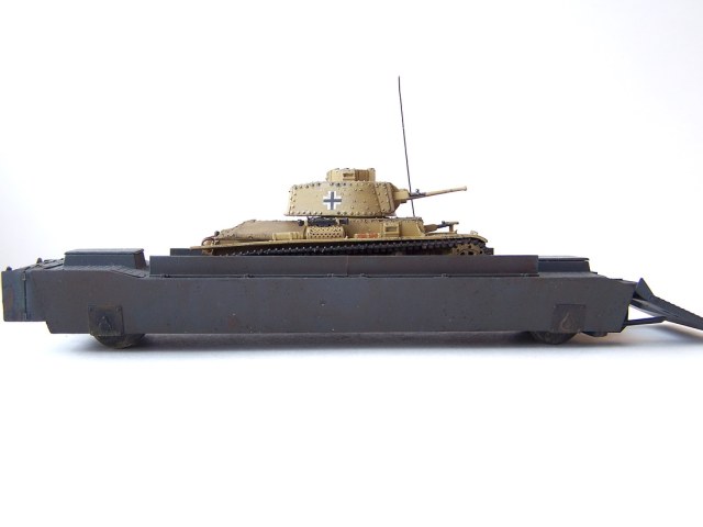 Железнодорожная платформа с танчиком Pz. Kpfw. 38 (t) Ausf. G