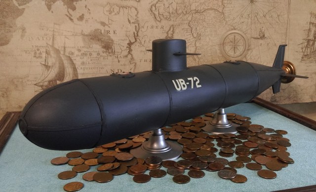 Подлодка-копилка.