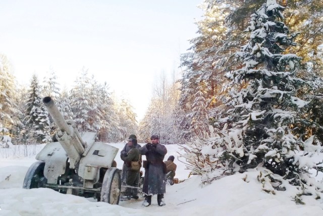 Гремит в седых лесах суровый бог войны…