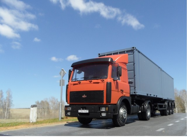 МАЗ-5432 с полуприцепом-контейнеровозом МАЗ-938920