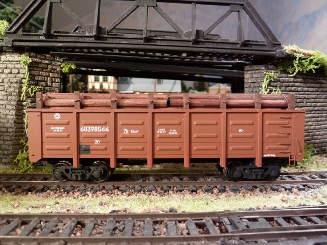 Полувагон 12-1592 с грузом леса. Масштаб 1:87(H0)