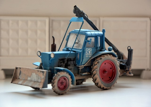 Трактор МТЗ-82 с буровой установкой БМ-205А