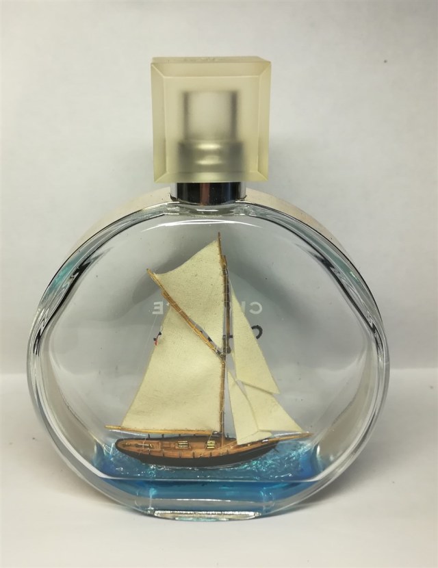 Яхта Pen Duick I Эрика Табарли в парфюмном флаконе. 1:300