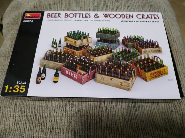 пивные бутылки и деревянные ящики.