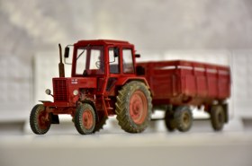 Трактор МТЗ-80 с прицепом 2ПТС4