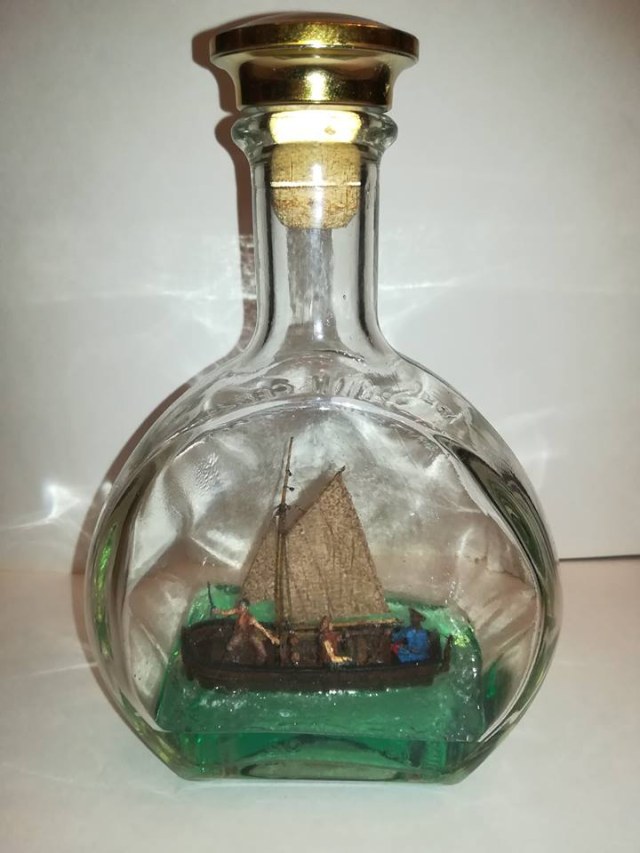 Шлюпка с пиратами в бутылке. Масштаб 1:72